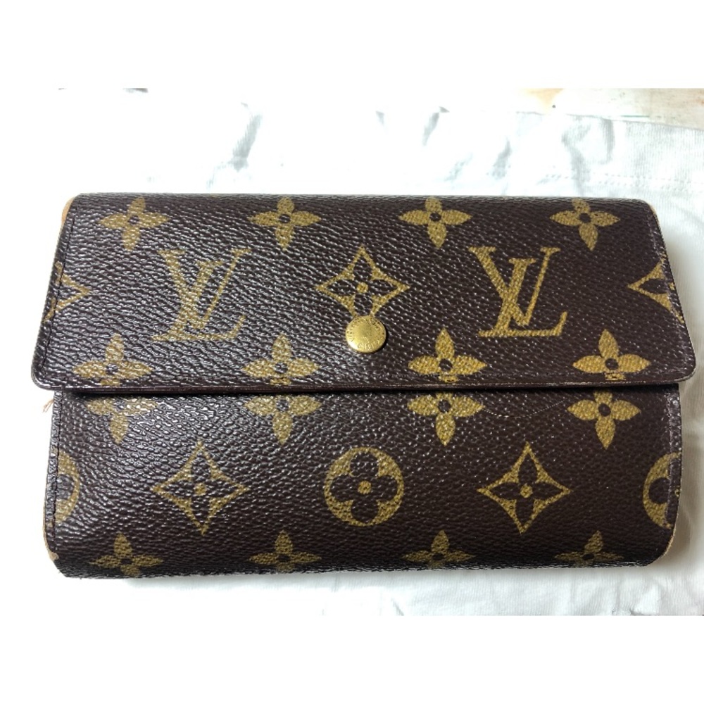 Vintage Louis Vuitton wallet. Super cute!